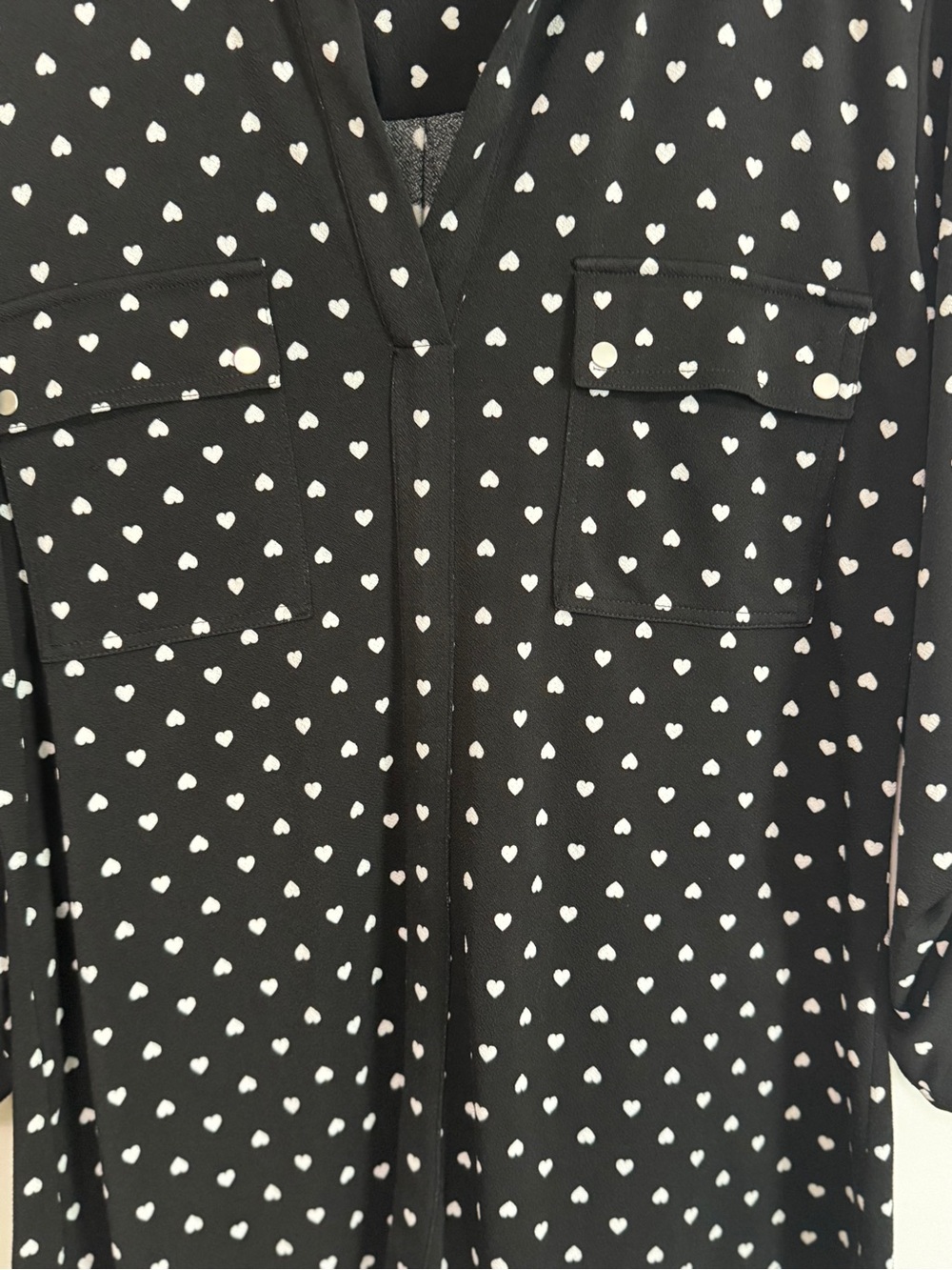 Jones New York Black White Heart Print Roll Tab Sleeve Blouse Size M - Picture 8 of 10